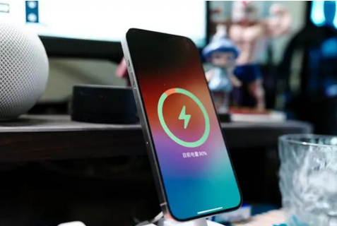 茄子河苹果15换屏服务分享用什么充电器给iPhone15充电更好 